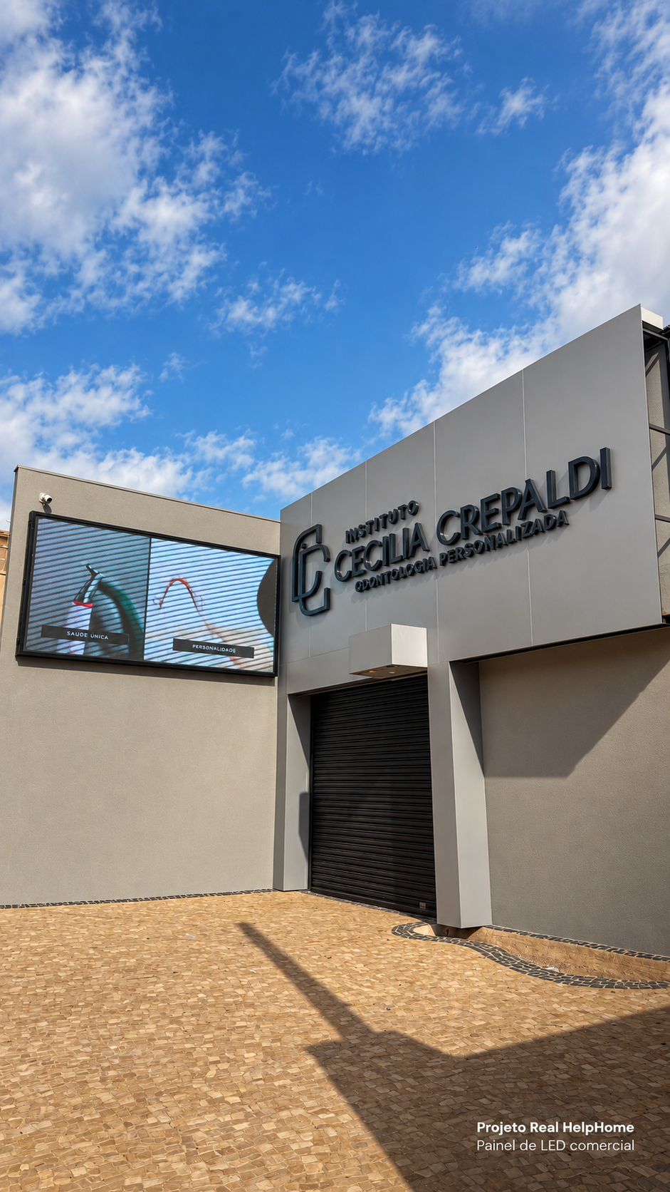 Painel de LED instalado em ambiente comercial